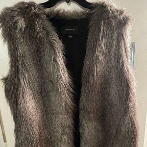 Ann Taylor  Mob wife faux fur vest. Longer length style. Size L